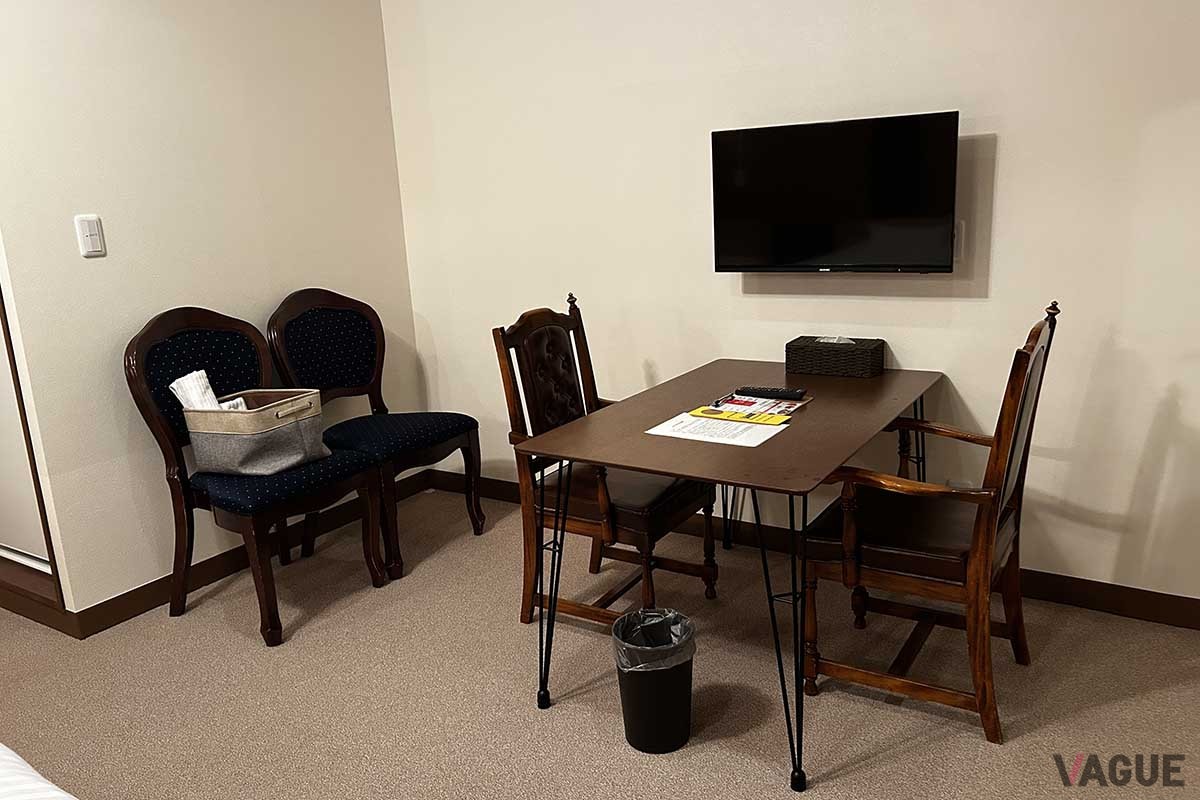 GOOD OLD HOTELの客室のひとつ「スナックアロー」のインテリア。スナックだった時代の雰囲気を残している