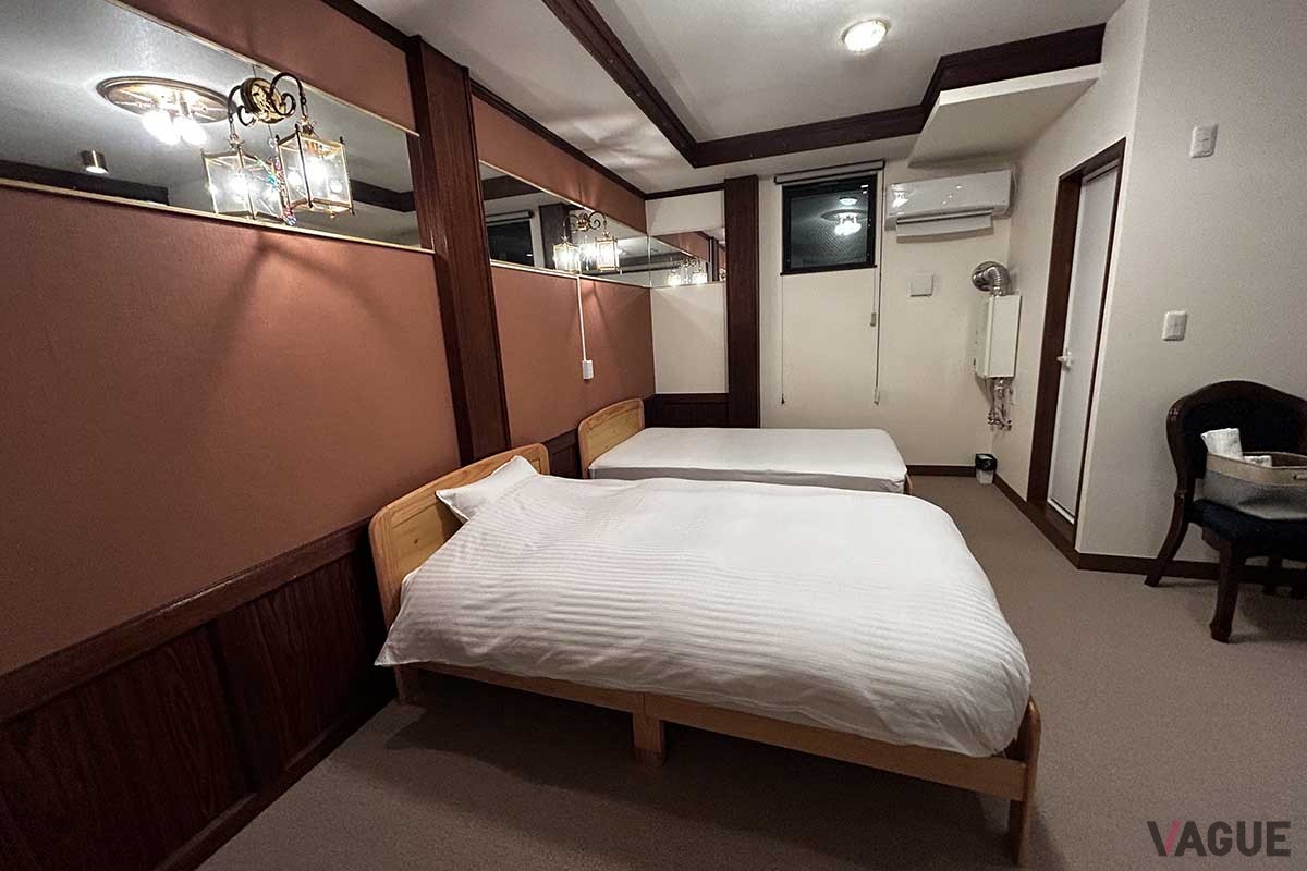 GOOD OLD HOTELの客室のひとつ「スナックアロー」のインテリア。スナックだった時代の雰囲気を残している