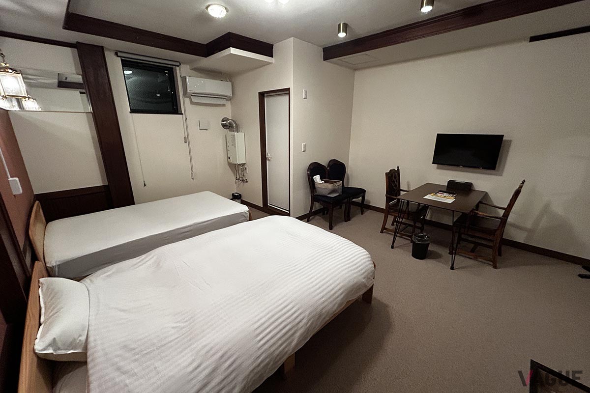 GOOD OLD HOTELの客室のひとつ「スナックアロー」のインテリア。スナックだった時代の雰囲気を残している