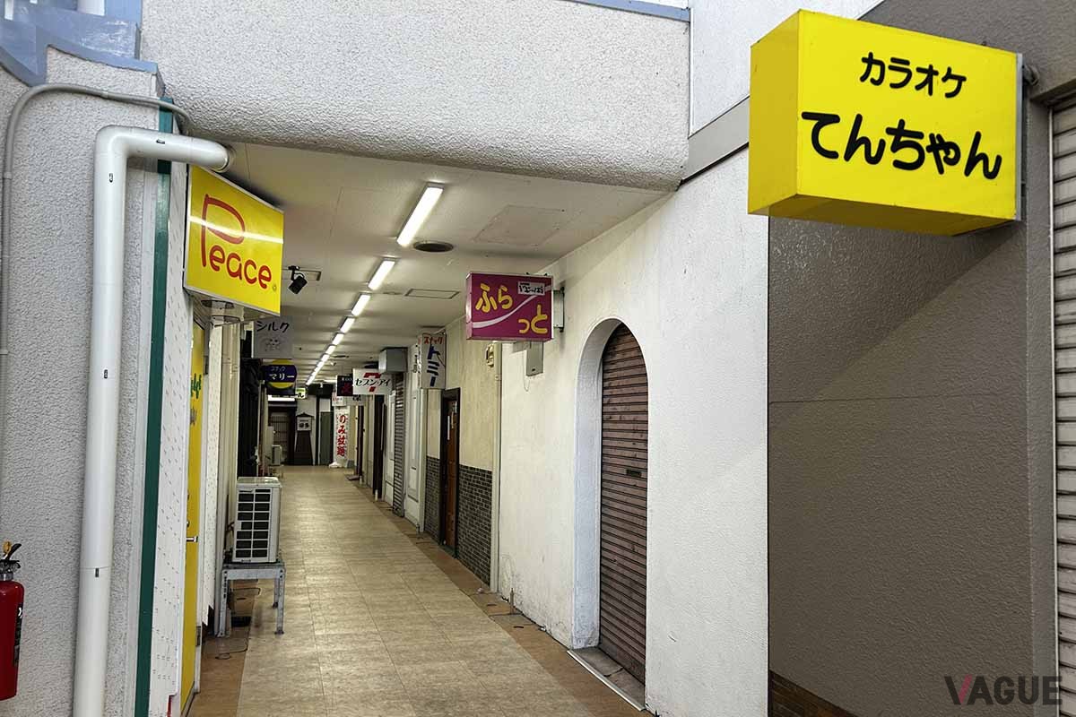 GOOD OLD HOTELの1階はいまも現役のスナックが入居している