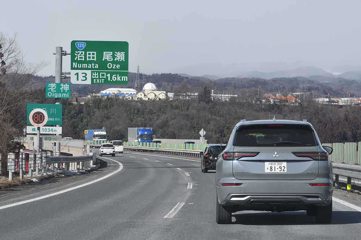 関越道を北上する三菱アウトランダーPHEV。2列目に座ると乗り心地が向上しているのがわかる