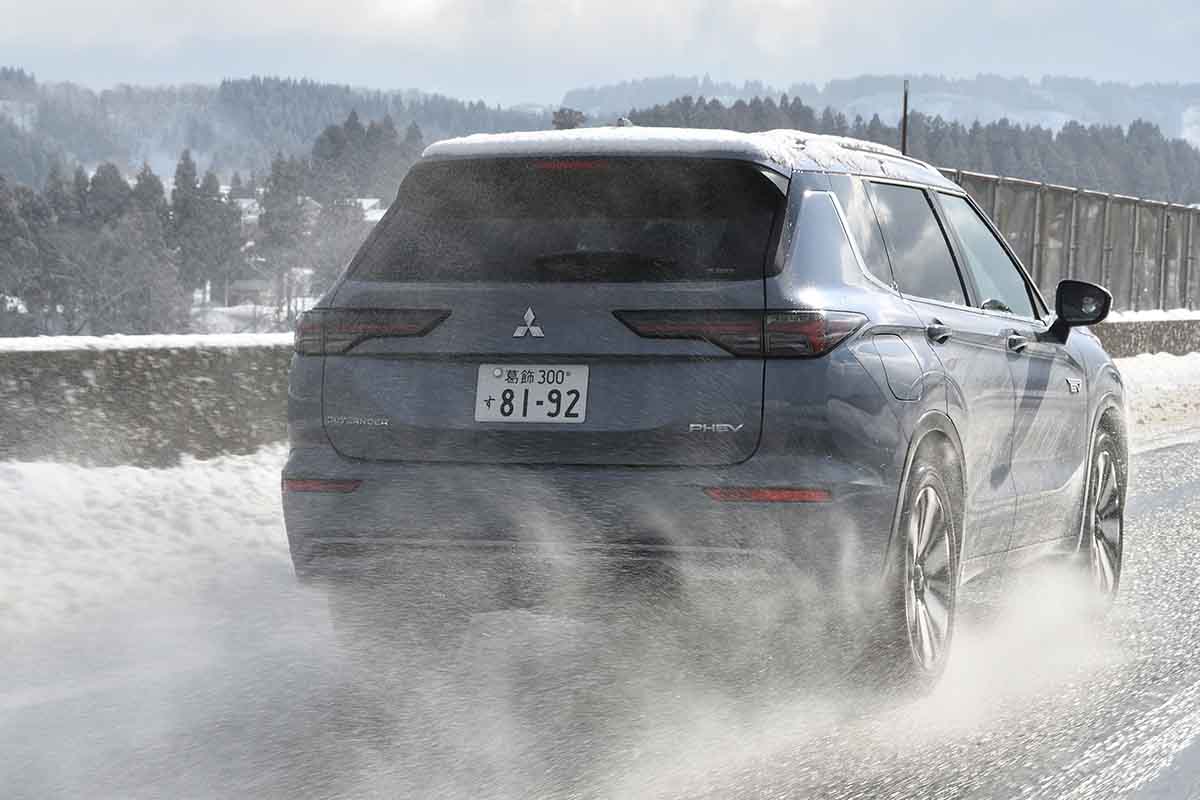 ウエット路を走行するアウトランダーPHEV