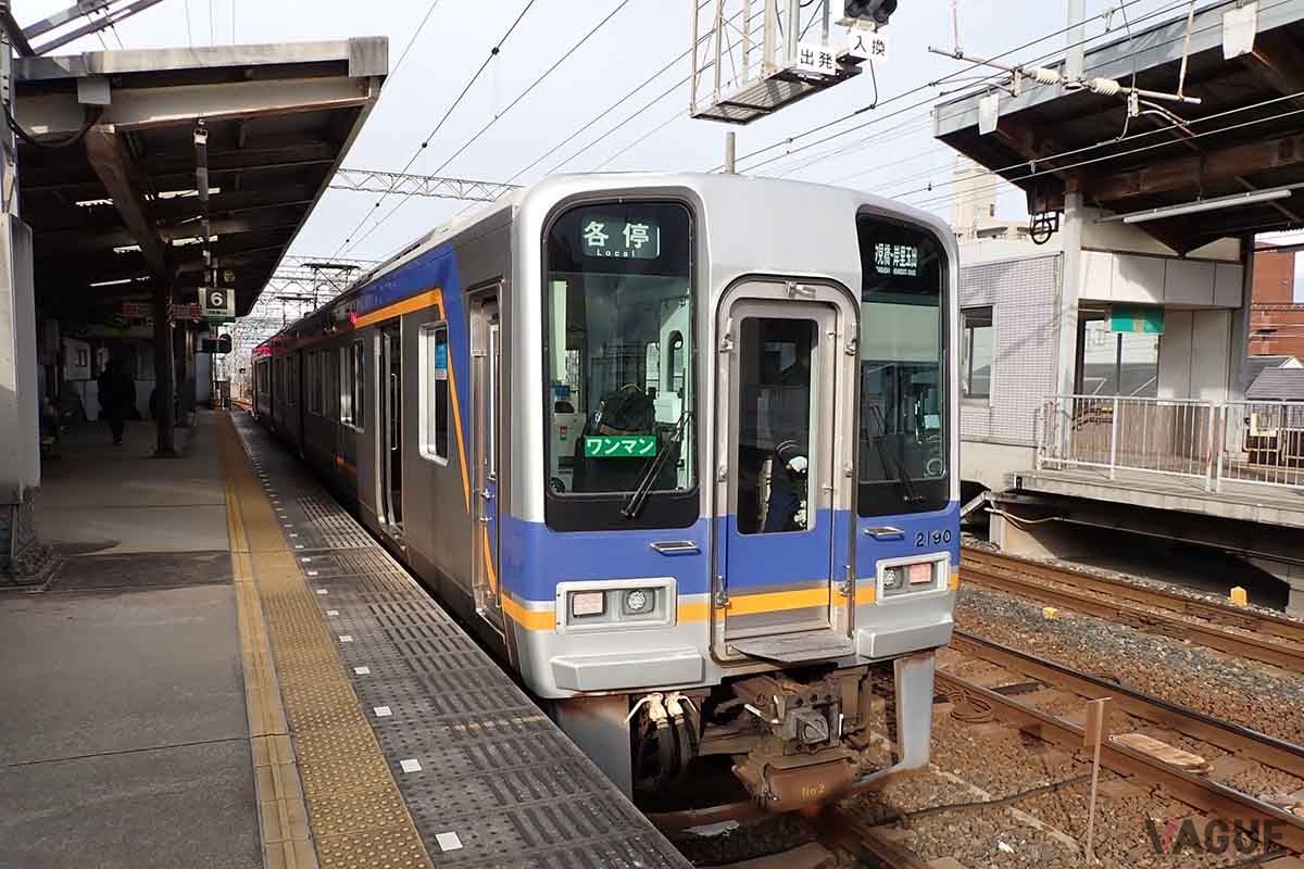 大阪市浪速区の汐見橋駅から西成区岸里玉出駅を結ぶ南海・汐見橋線。2両編成の電車による折り返し運転となっている。