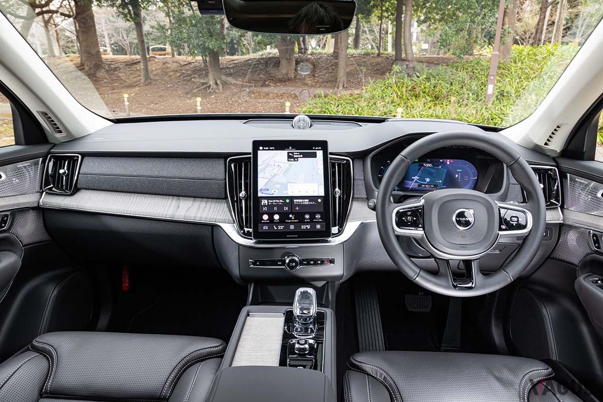 ボルボ改良新型「XC90」のインテリア。縦型ディスプレイが従来の9インチから11.2インチに大型化された
