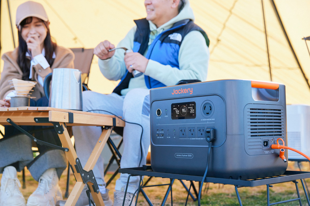 電気ポットならコーヒ豆をグラインドする間にお湯を沸かすことも可能。ガスやたき火と違い、火の世話をしないでいいのも大きなメリット