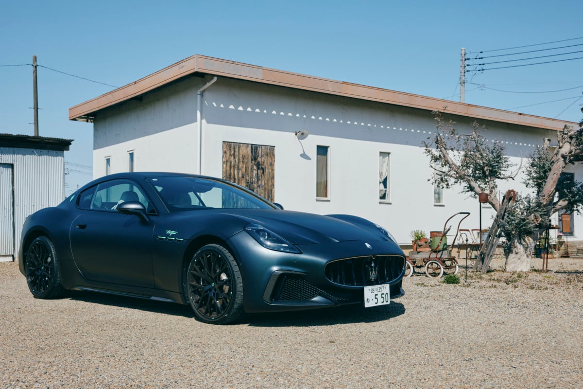 田園を抜け、たどり着いたアストルカフェ。 アンティークの温もりに包まれ、珈琲の香りがマセラティの余熱をゆっくりと解いていく