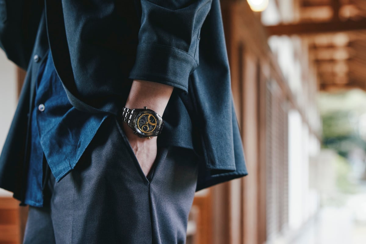 かつての学徒たちが真理を追い求めたその場所で、袖口のカンパノラ「星響」が微かに時を刻む振動が伝わってくる