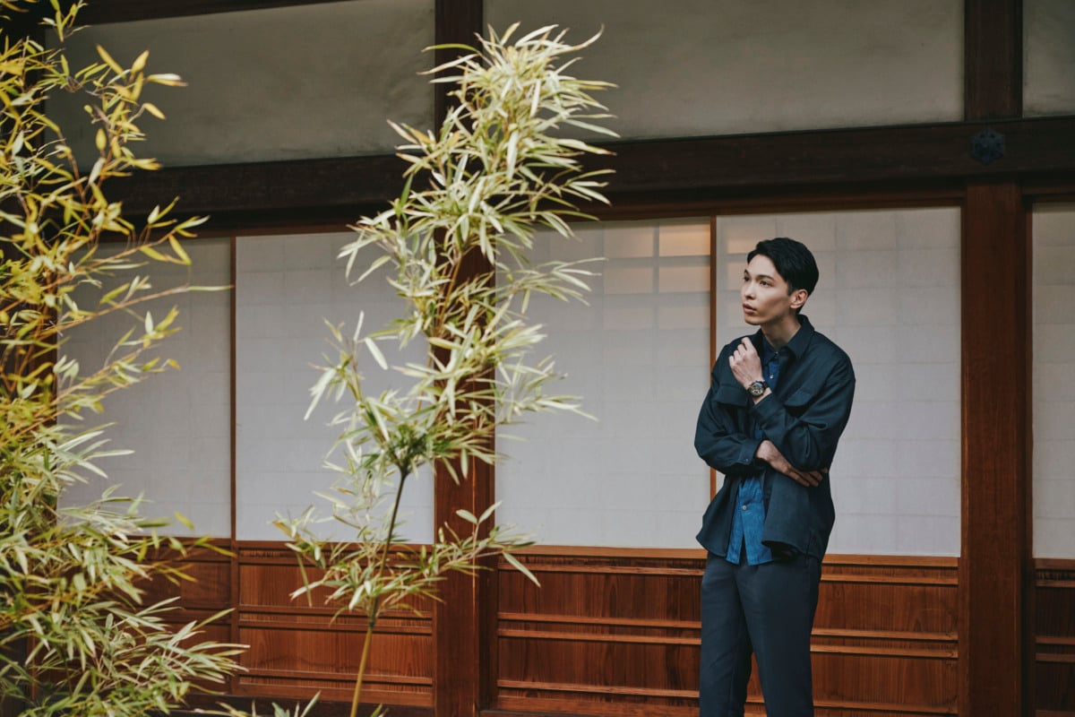 かつての学徒たちが真理を追い求めたその場所で、袖口のカンパノラ「星響」が微かに時を刻む振動が伝わってくる