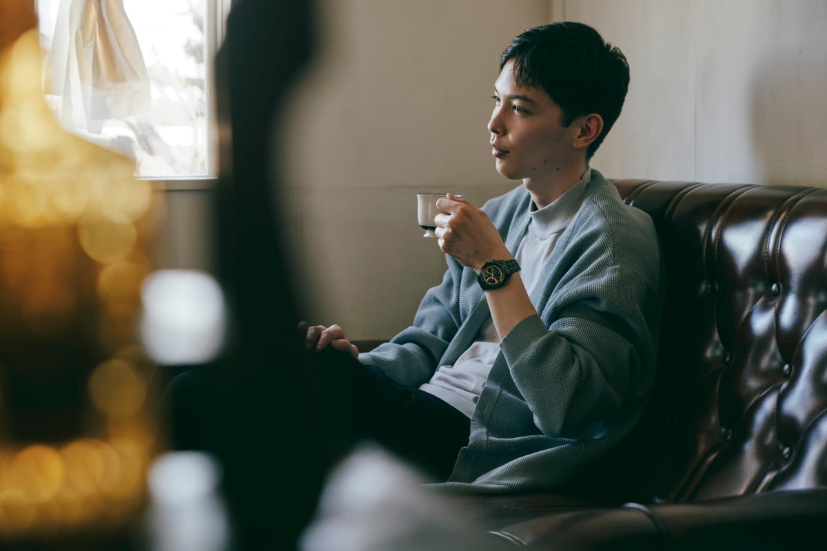 田園を抜け、たどり着いたアストルカフェ。 アンティークの温もりに包まれ、珈琲の香りがマセラティの余熱をゆっくりと解いていく