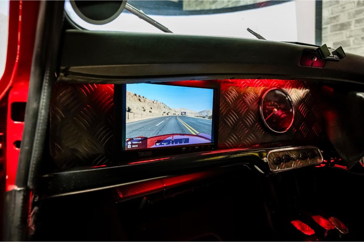 映画『ミニミニ大作戦』の世界観を再現した「イタリアン・ジョブ レースシミュレーター」