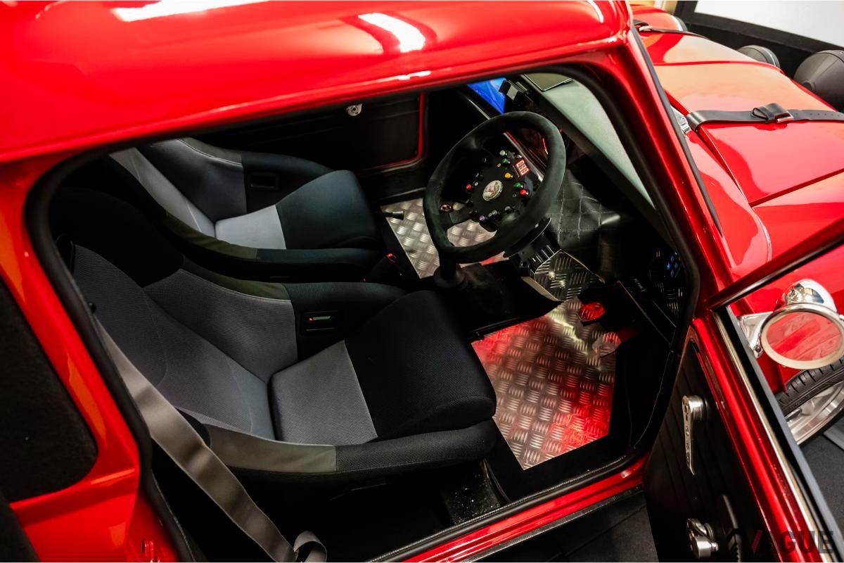 映画『ミニミニ大作戦』の世界観を再現した「イタリアン・ジョブ レースシミュレーター」