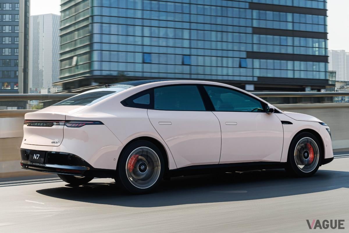 日産自動車のミッドサイズEVセダン新型「N7」