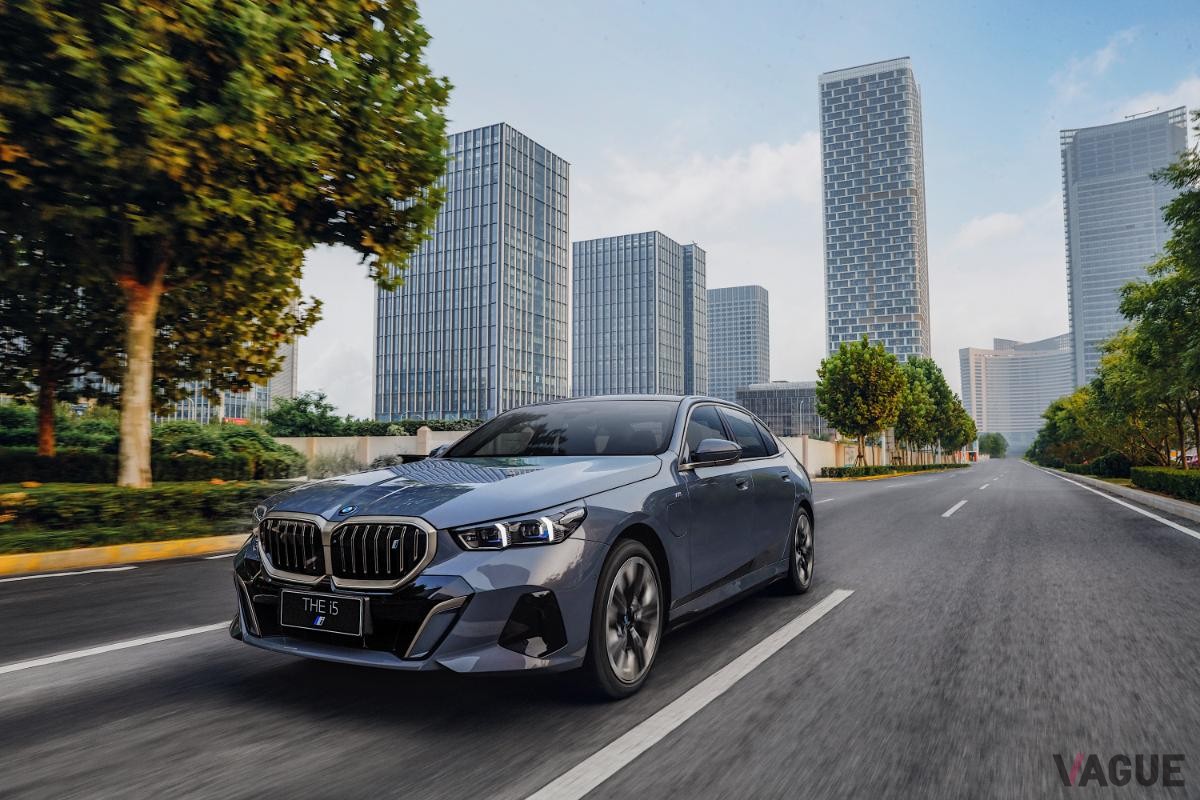  BMW 「i5 eDrive 35L」写真は中国仕様 