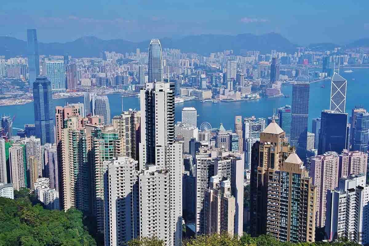 香港の高層ビル群。香港をベースとする「キャセイパシフィック航空」はアーリーサマースペシャルというセールを行っている