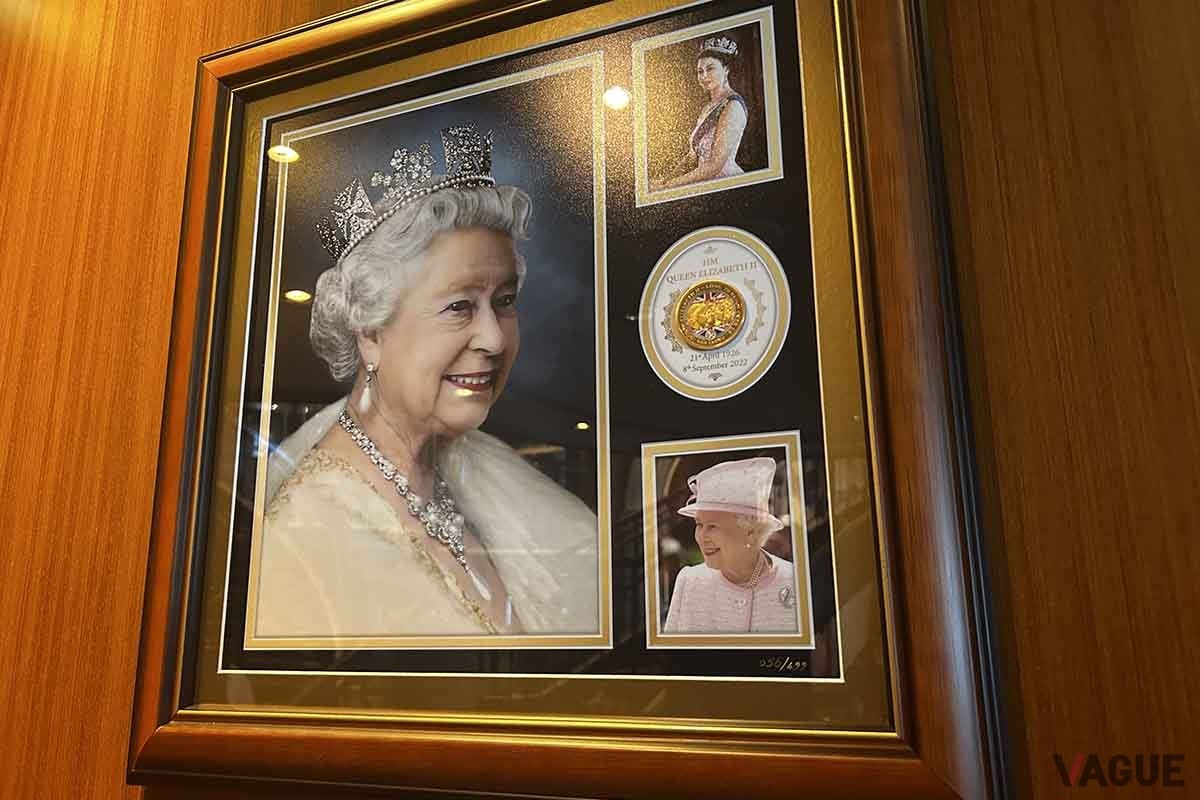 船内にはエリザベス2世の写真が飾られる