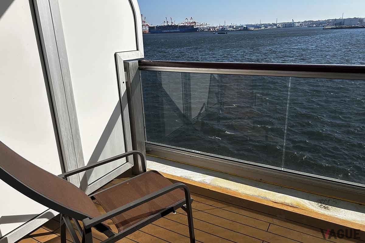 「ブリタニア・バルコニー（海側）」のバルコニー。ゆっくりと海を見ながらパソコン仕事も可能