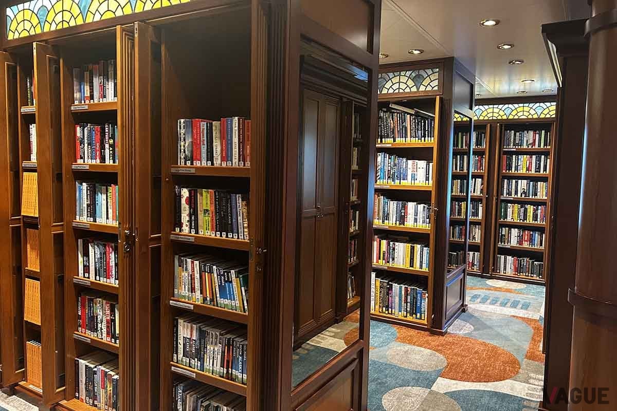 約6000冊の蔵書があるという図書室。日本語の本も多数