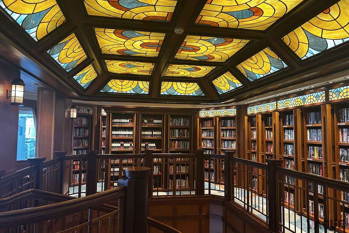 約6000冊の蔵書があるという図書室。日本語の本も多数