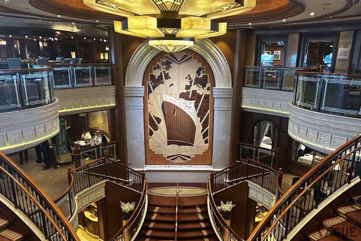 クイーン・エリザベスの船中央にあるグランドロビー。初代クイーン・エリザベスを題材にした寄木細工は、エリザベス女王の甥で世界的な彫刻家、第2代スノードン伯爵の作品
