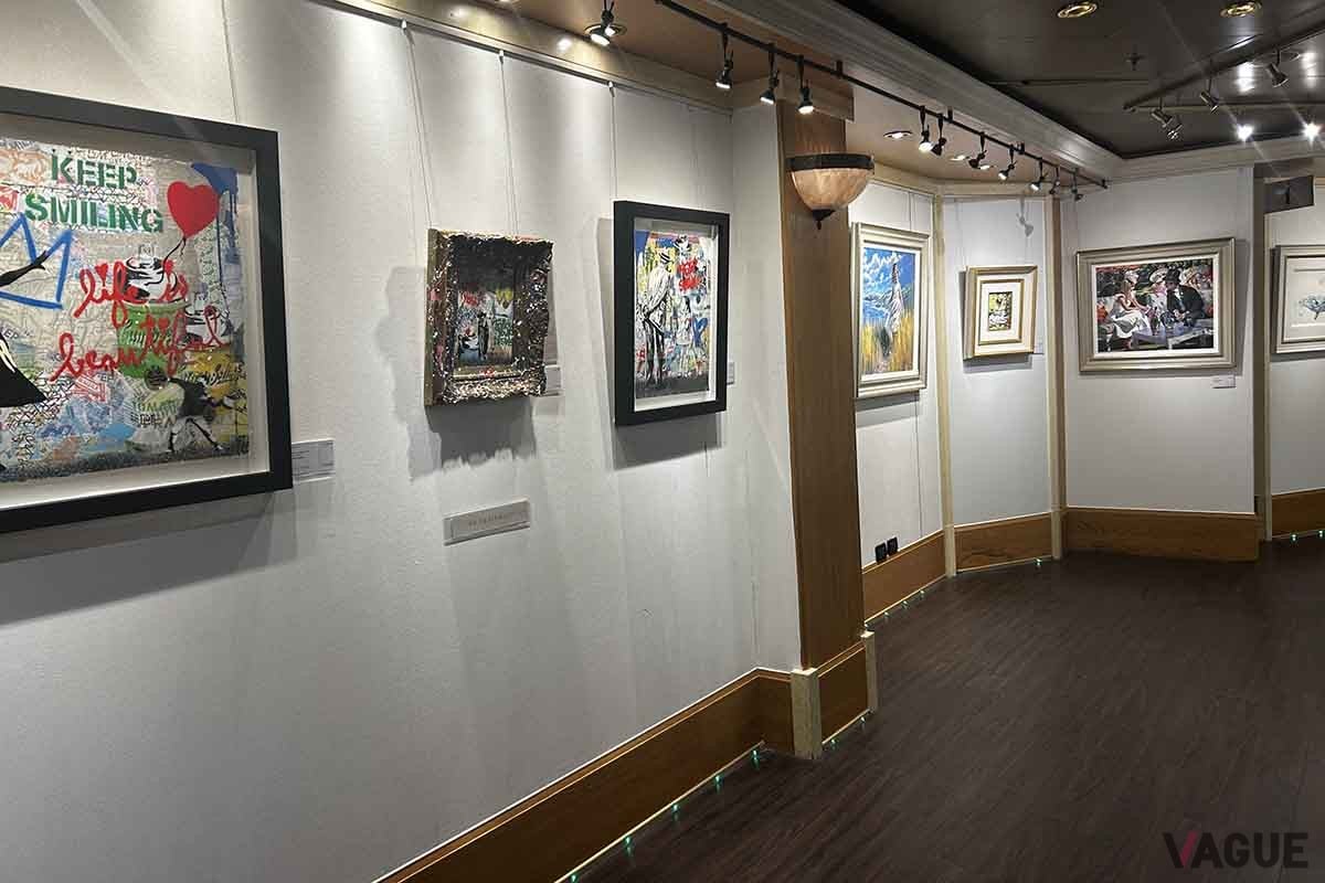 船内ではアート・ギャラリーも。絵画が販売されている