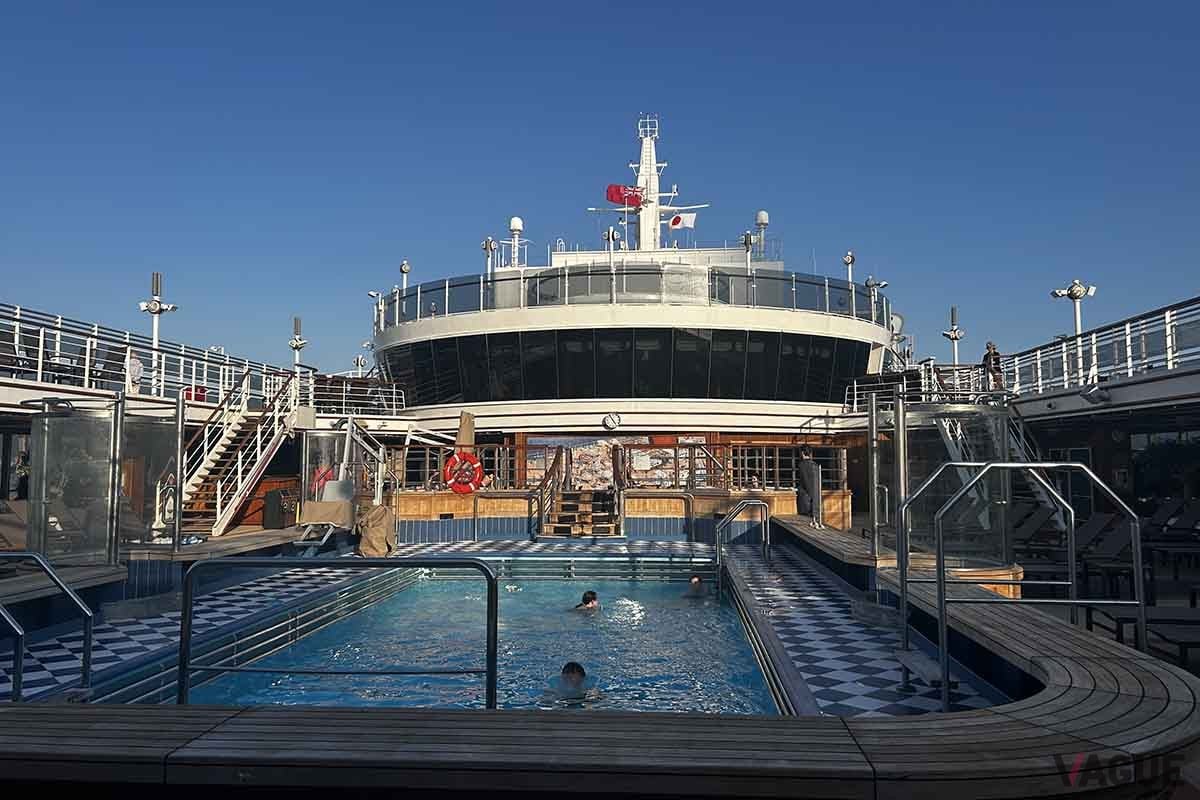 クイーン・エリザベスの船内にある「パビリオン・プール」