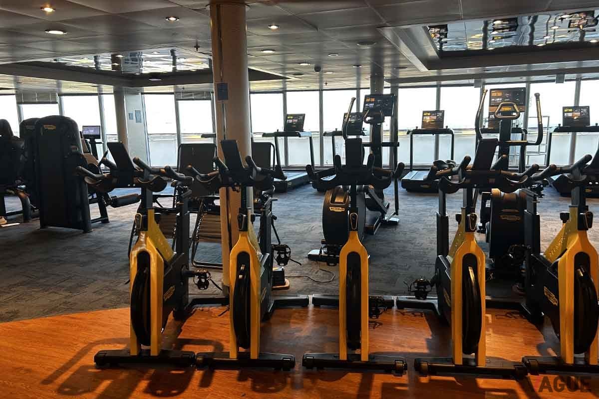 スポーツ・デッキ。マシンが充実したジム施設だ