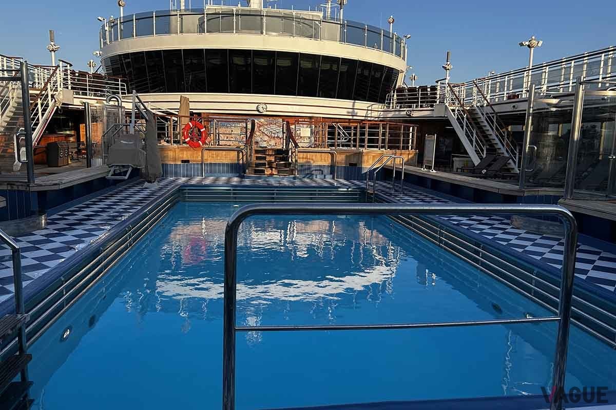 クイーン・エリザベスの船内にある「パビリオン・プール」