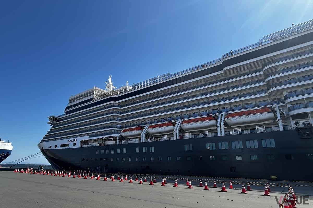 横浜・大黒ふ頭に停泊中の「クイーン・エリザベス」