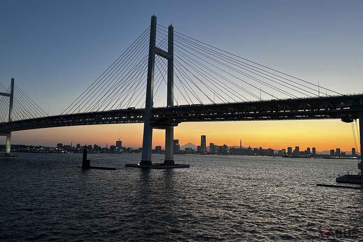 横浜・大黒ふ頭を出発。ベイブリッジの向こうには富士山がきれいに見えた