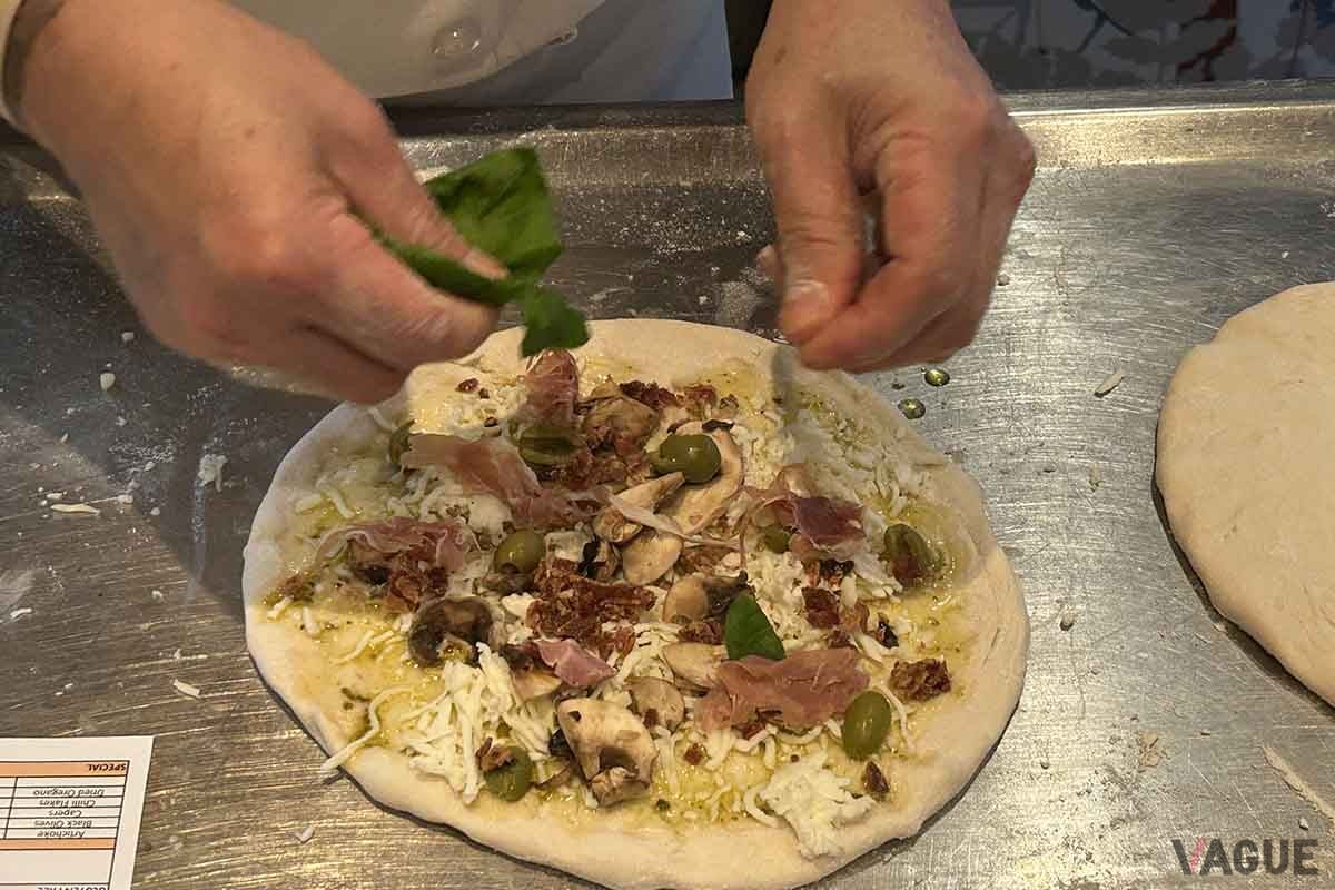 リド・レストランのピザ。自由に具を選ぶことができる