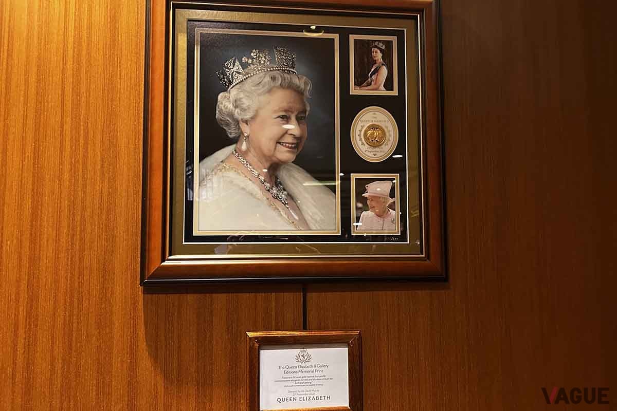 船内にはエリザベス2世の写真が飾られる