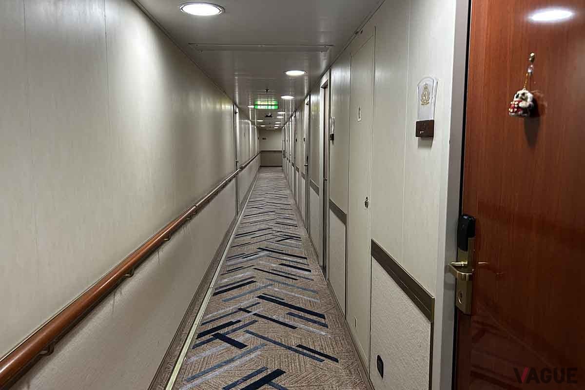 客室のフロアはこんな感じ。リピーターは自室がひと目でわかるようにマグネットなどで飾っている人もいる