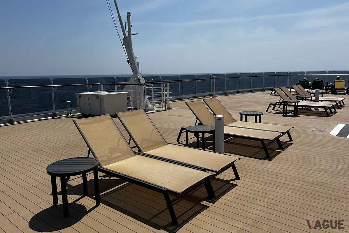 天気がいい日はプールサイドでのんびりと日光浴も楽しい