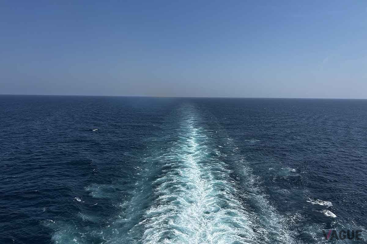 広い海を航行するクイーン・エリザベス