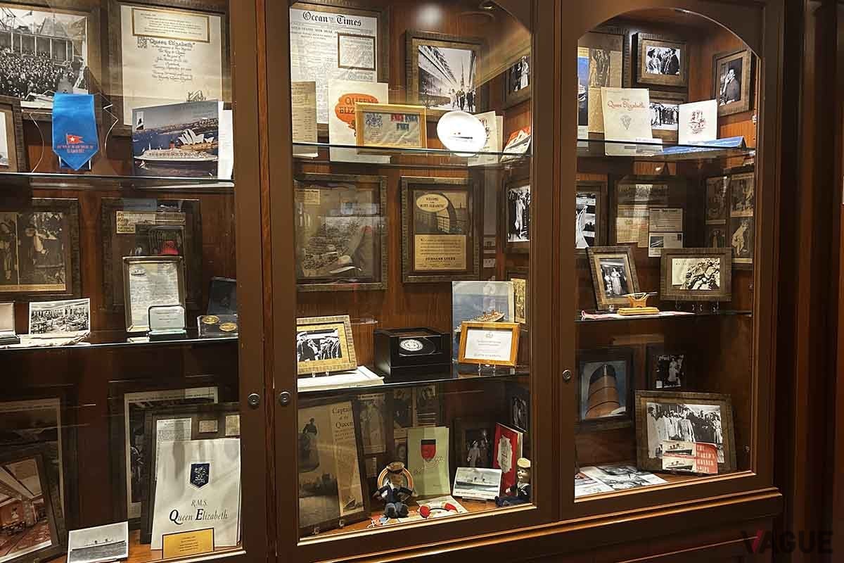 エレベーターホールには、世界各国の初入港した港でもらった記念品の数々が展示
