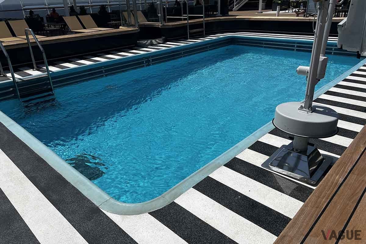 クイーン・エリザベスの船内にある「パビリオン・プール」