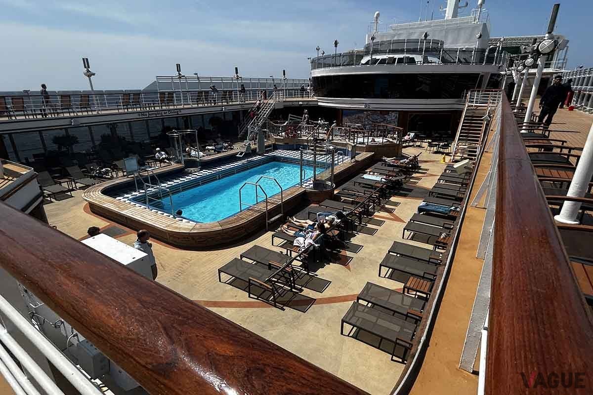 クイーン・エリザベスの船内にある「パビリオン・プール」