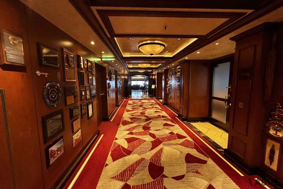 デッキ10には世界各国の初入港した港での記念品の数々が展示れている