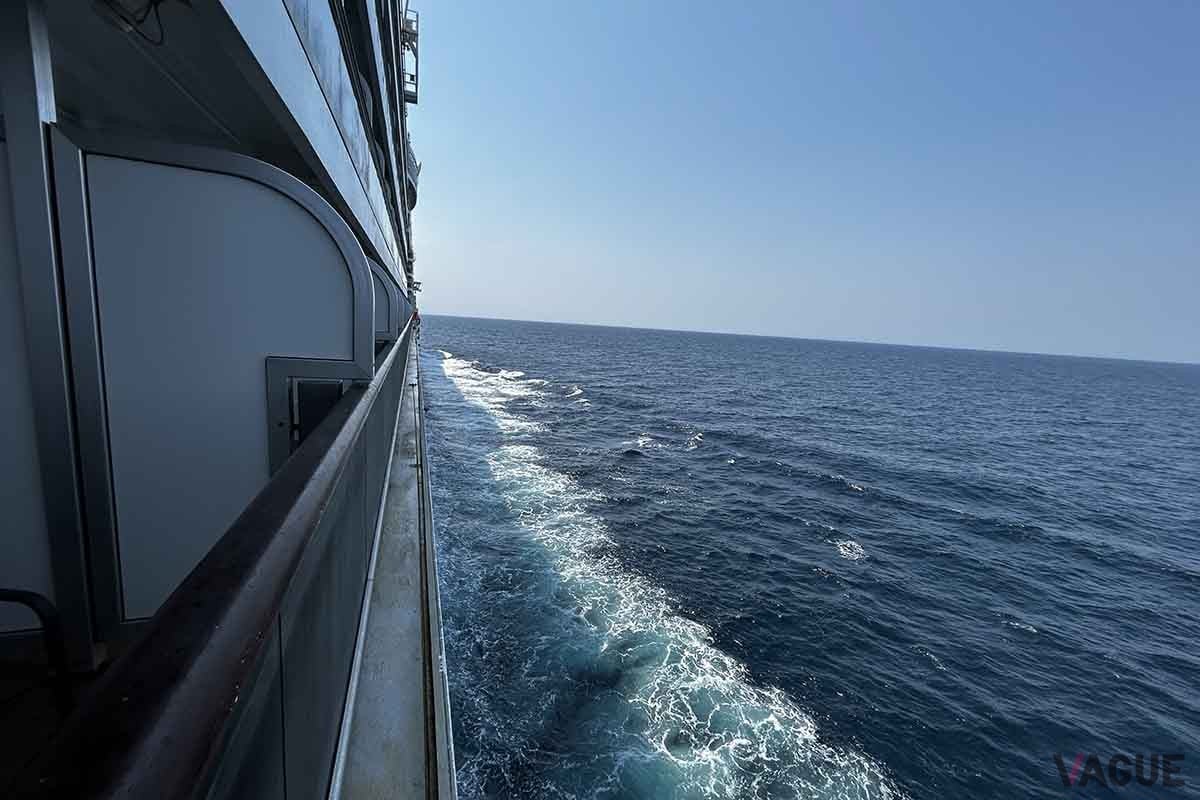 広い海を航行するクイーン・エリザベス