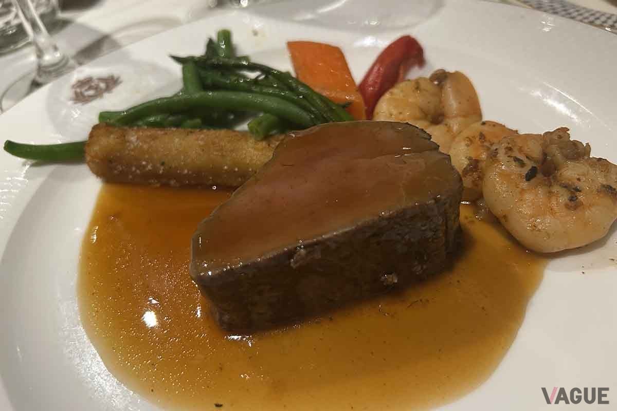 「ステーキハウス・ アット・ザ・ ベランダ」で食べたヒレステーキ（有料）。美味しい