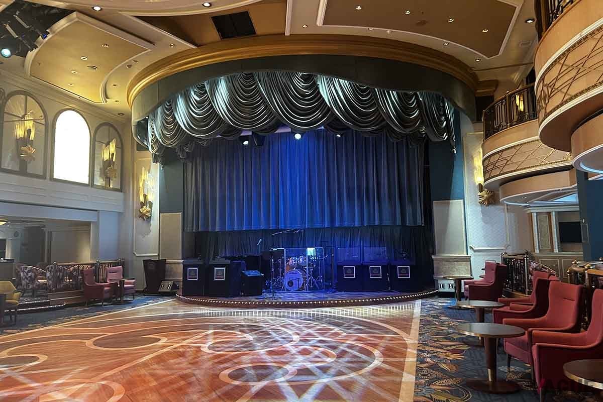 デッキ2,3中央にある「クイーンズ・ルーム」