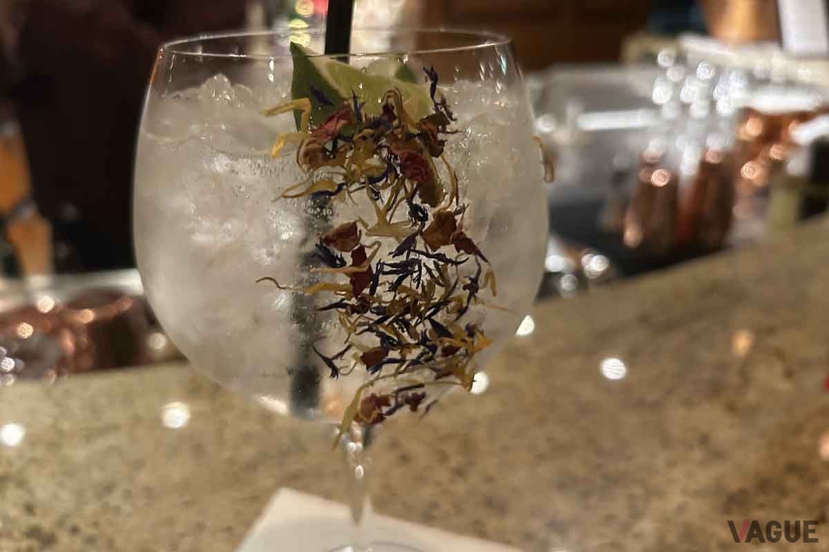 ジン・バーではオリジナルのジンを注文することができる