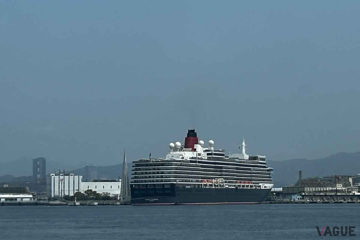 広島港に停泊するクイーン・エリザベス