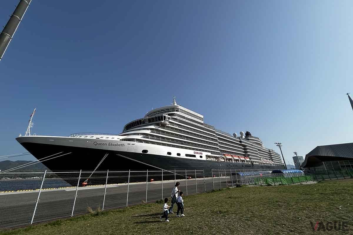 広島港に停泊するクイーン・エリザベス