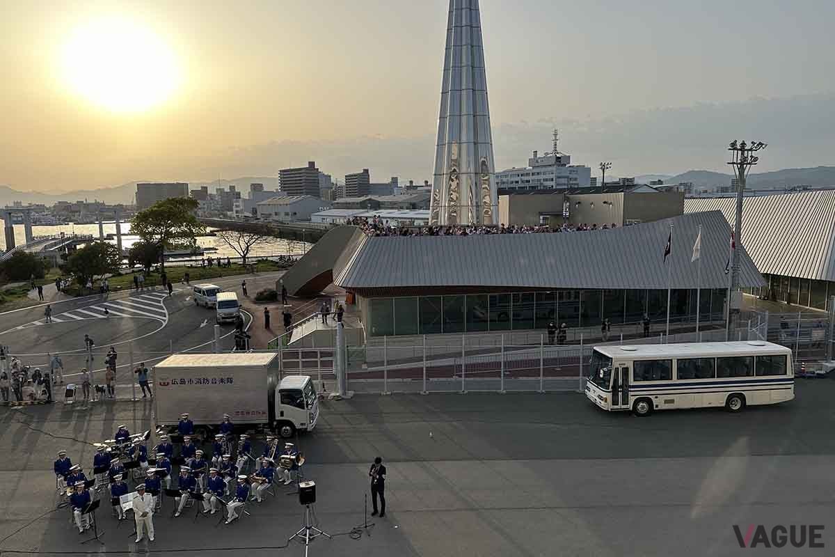 広島港を出港する際には広島市消防音楽隊のお見送りがあった