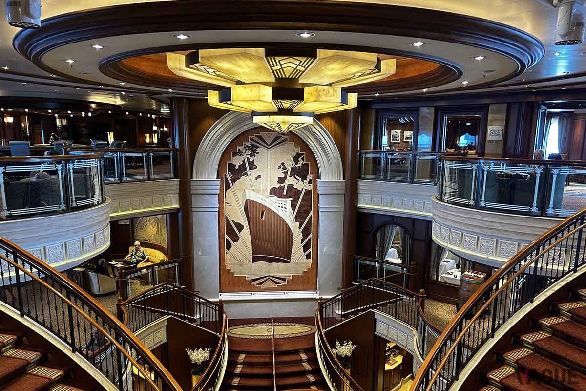 クイーン・エリザベスの船中央にあるグランドロビー。初代クイーン・エリザベスを題材にした寄木細工は、エリザベス女王の甥で世界的な彫刻家、第2代スノードン伯爵の作品