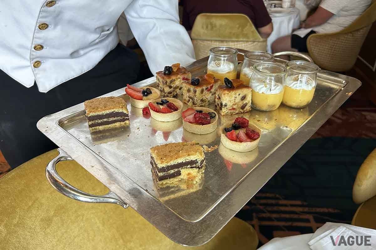 毎日15時に開催される恒例の「アフタヌーンティー」。白の制服を身にまとったスタッフがサーブしてくれる