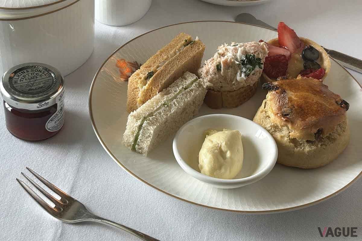 毎日15時に開催される恒例の「アフタヌーンティー」。白の制服を身にまとったスタッフがサーブしてくれる