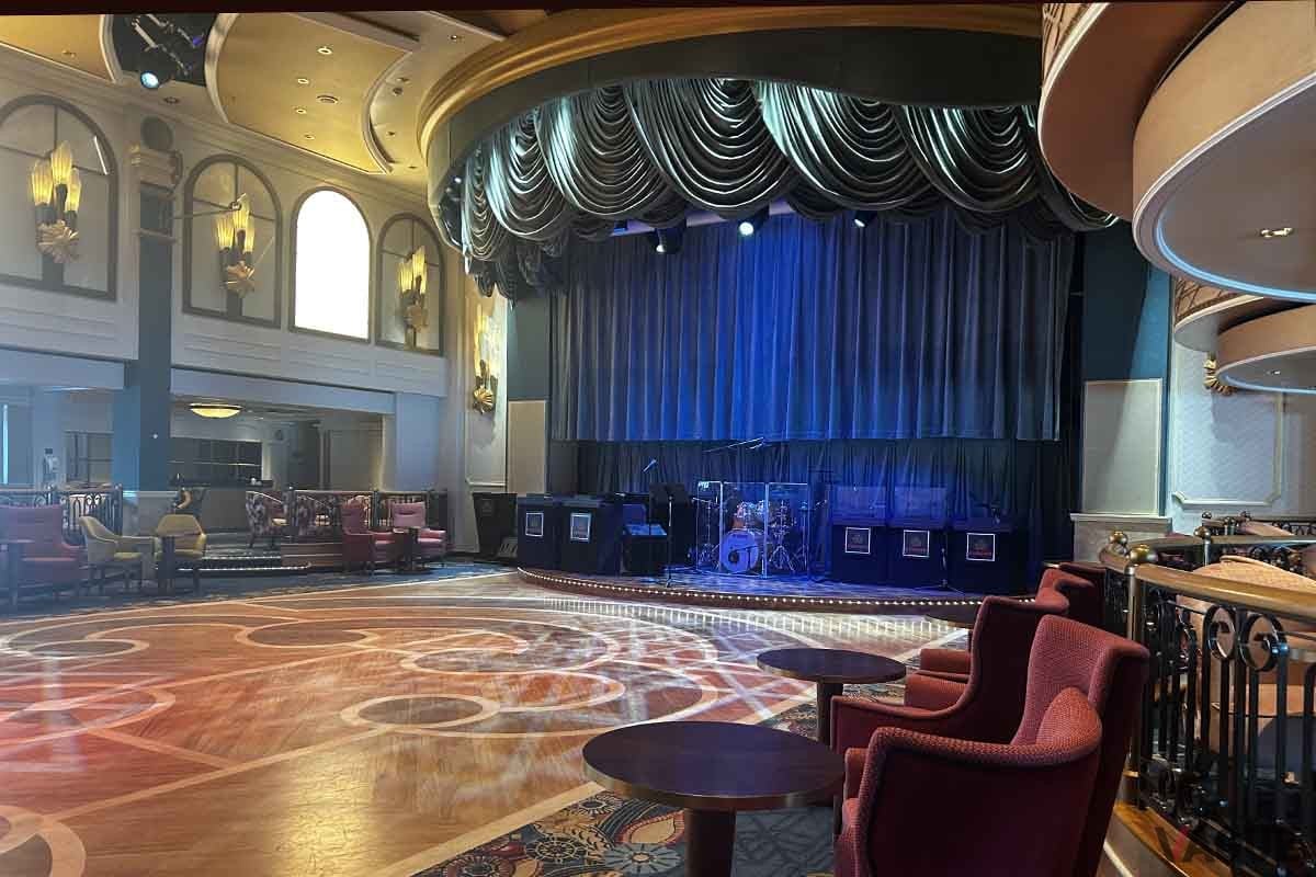 デッキ2,3中央にある「クイーンズ・ルーム」