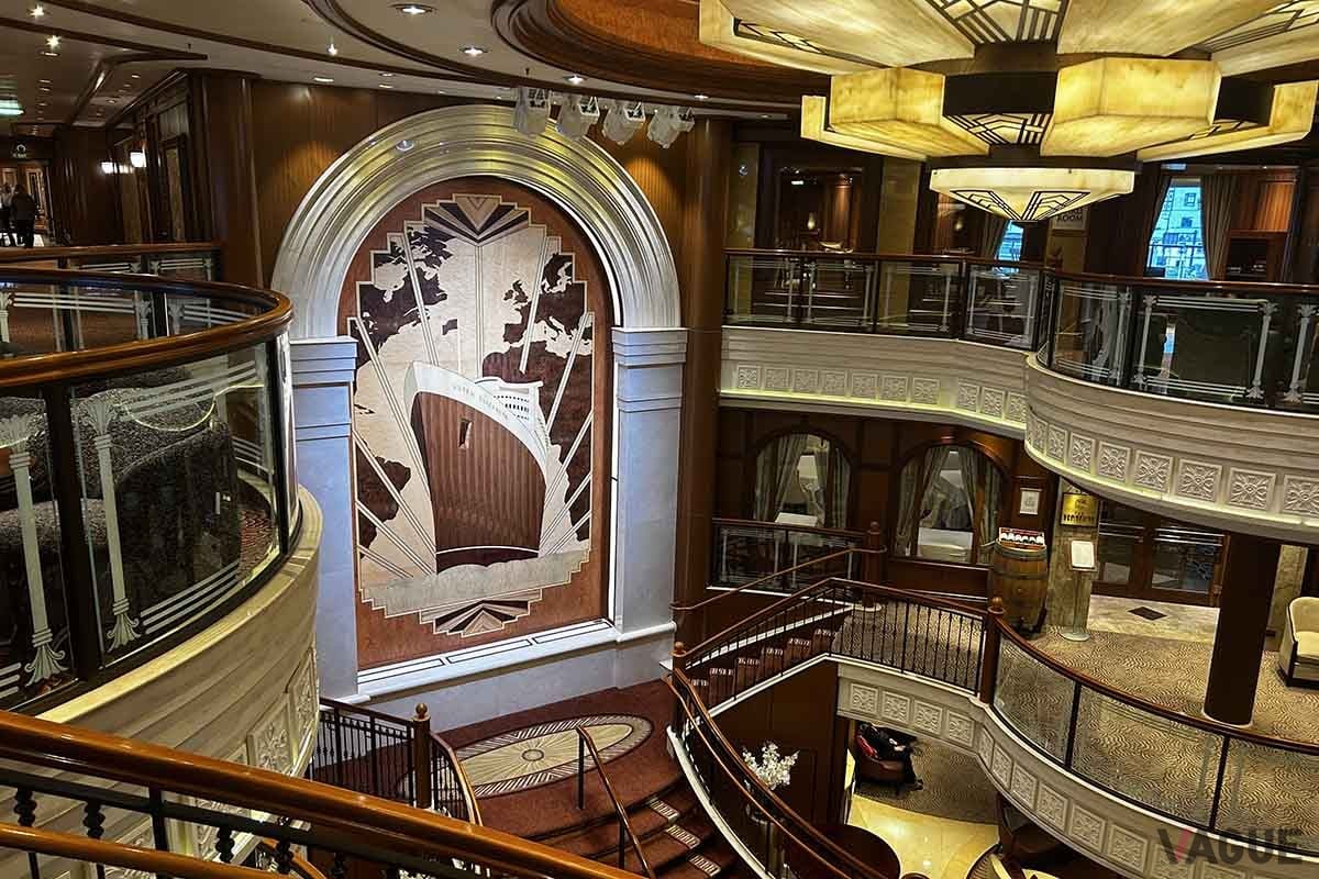 クイーン・エリザベスの船中央にあるグランドロビー。初代クイーン・エリザベスを題材にした寄木細工は、エリザベス女王の甥で世界的な彫刻家、第2代スノードン伯爵の作品
